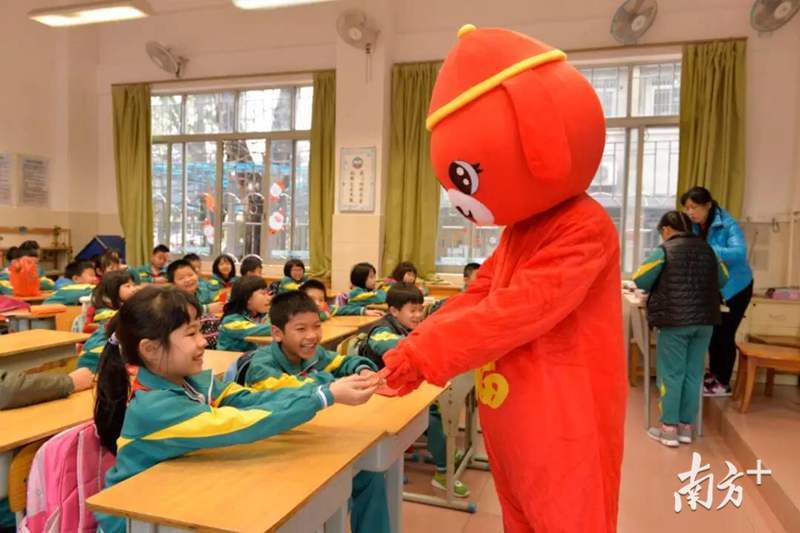 廣東小學“趣味紅包”迎開學