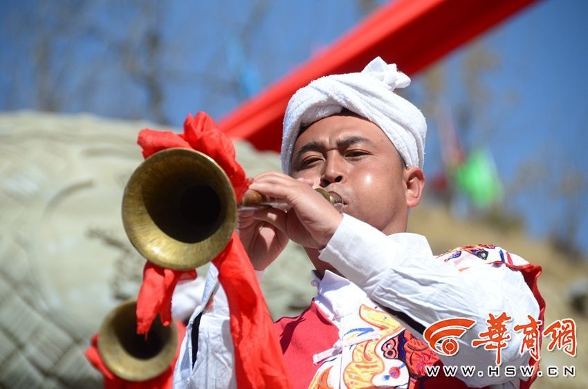 【三秦大地 延安+焦點圖 顯示圖在稿件下方+移動頁面輪播圖 顯示圖在稿件下方】狗年春節榆林年味濃 綏德秧歌舞獅吸引數萬群眾觀看