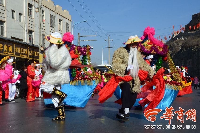 【三秦大地 延安+焦點圖 顯示圖在稿件下方+移動頁面輪播圖 顯示圖在稿件下方】狗年春節榆林年味濃 綏德秧歌舞獅吸引數萬群眾觀看