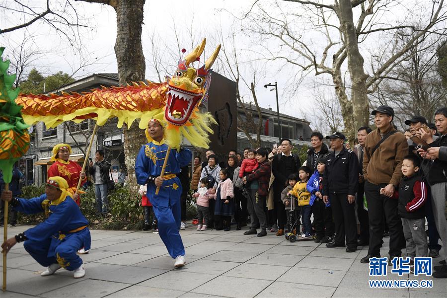 杭州：“龍獅”鬧西湖