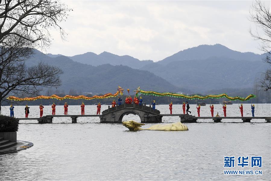 杭州：“龍獅”鬧西湖