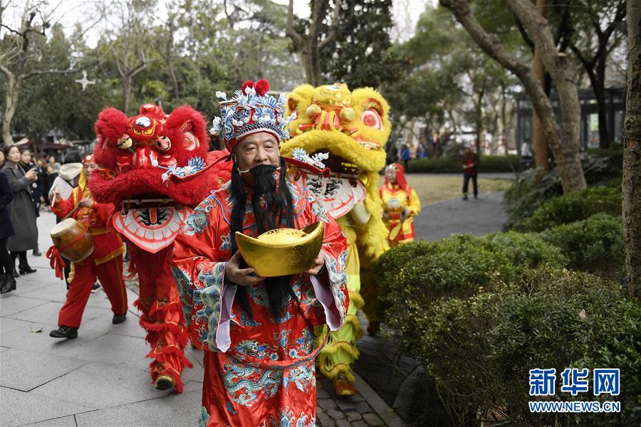 杭州：“龍獅”鬧西湖