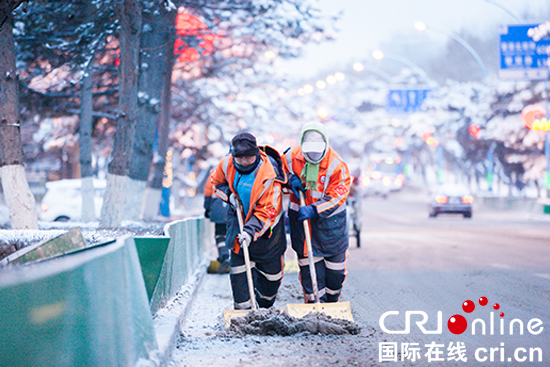 圖片默認標題_fororder_5504.機械清理完的路面，還需要環衛工人人工二次清理殘余部分。 吳慶年 攝影