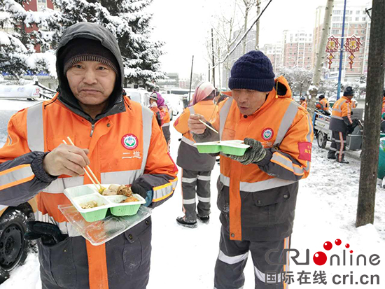 圖片默認標題_fororder_5508.連續工作一夜的環衛工人在戶外吃著盒飯。攝影 陳施