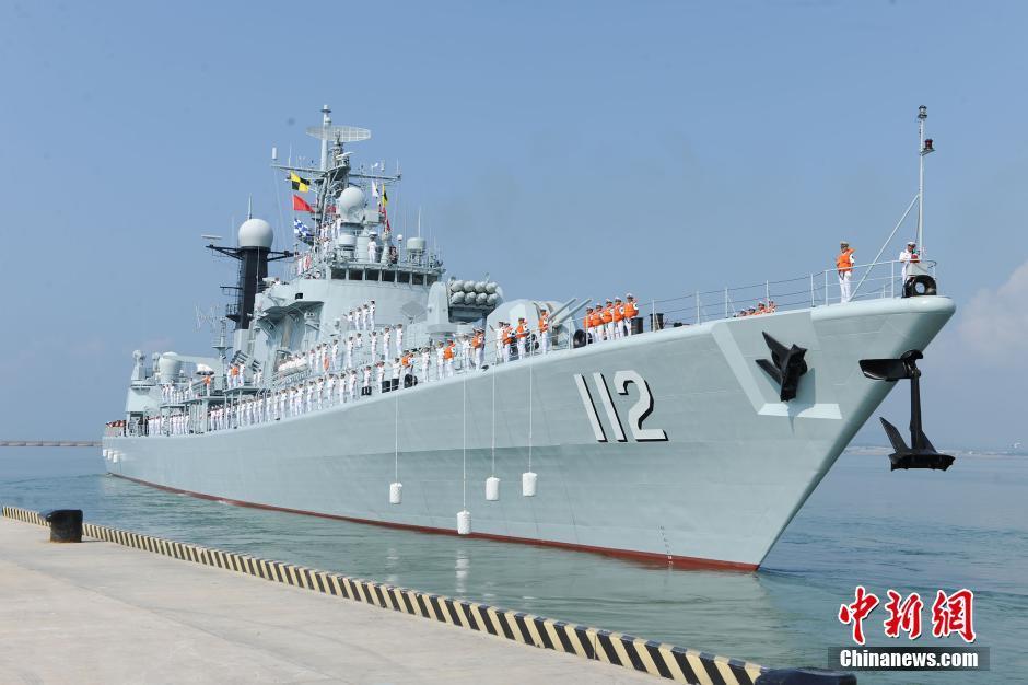 中國海軍女艦員站坡英姿颯爽