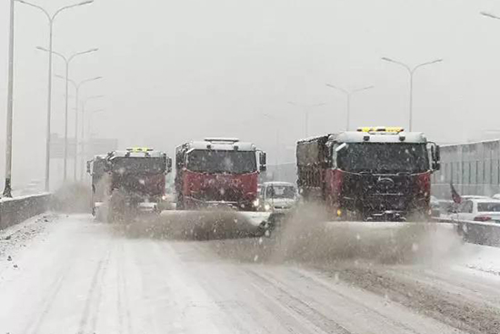 圖片默認標題_fororder_550長春市綠園區快速路清雪現場。