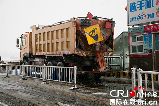 圖片默認標題_fororder_550【圖7】除雪撒鹽車。攝影 吳慶年