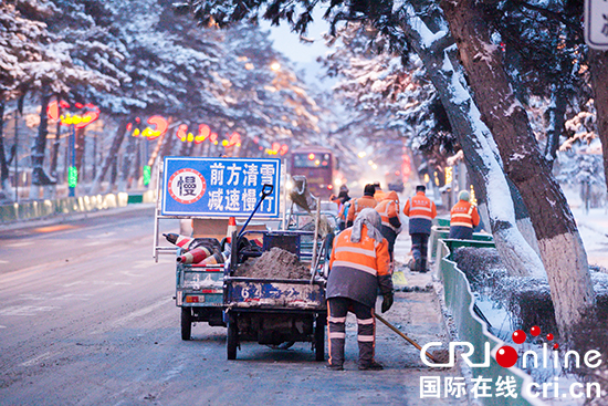 長春環衛系統徹夜未停清雪 確保交通暢通