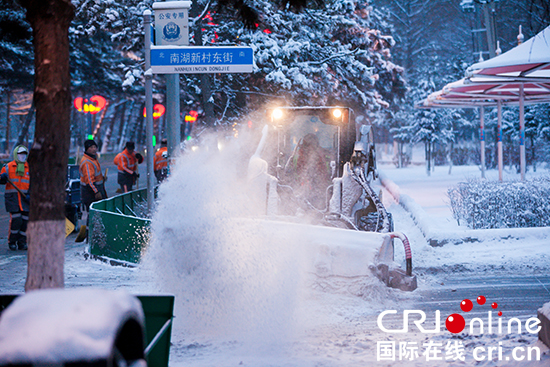 長春環衛系統徹夜未停清雪 確保交通暢通