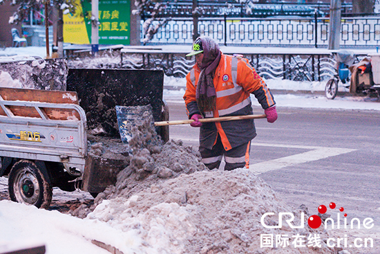 長春環衛系統徹夜未停清雪 確保交通暢通