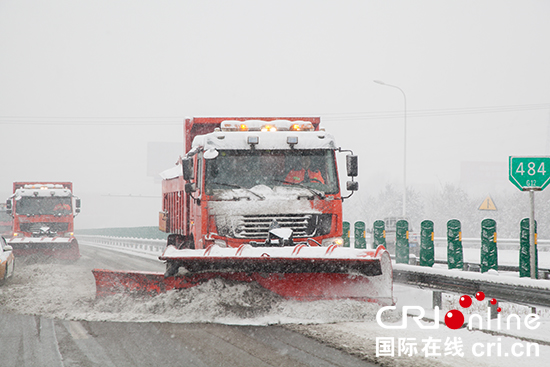 大雪襲來 吉林省高速公路全力除雪保暢通