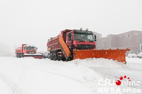 大雪襲來 吉林省高速公路全力除雪保暢通