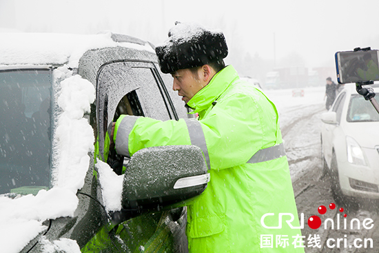 大雪襲來 吉林省高速公路全力除雪保暢通