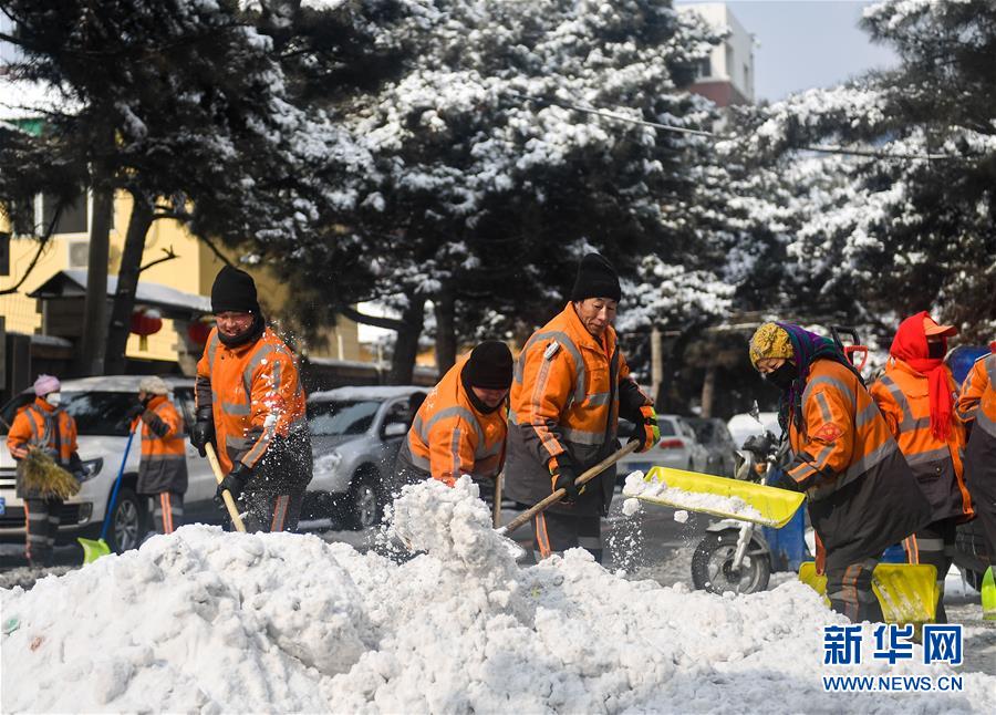 長春環衛工人清雪保路暢