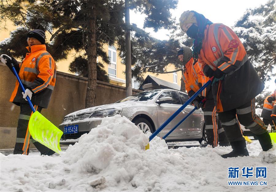 長春環衛工人清雪保路暢