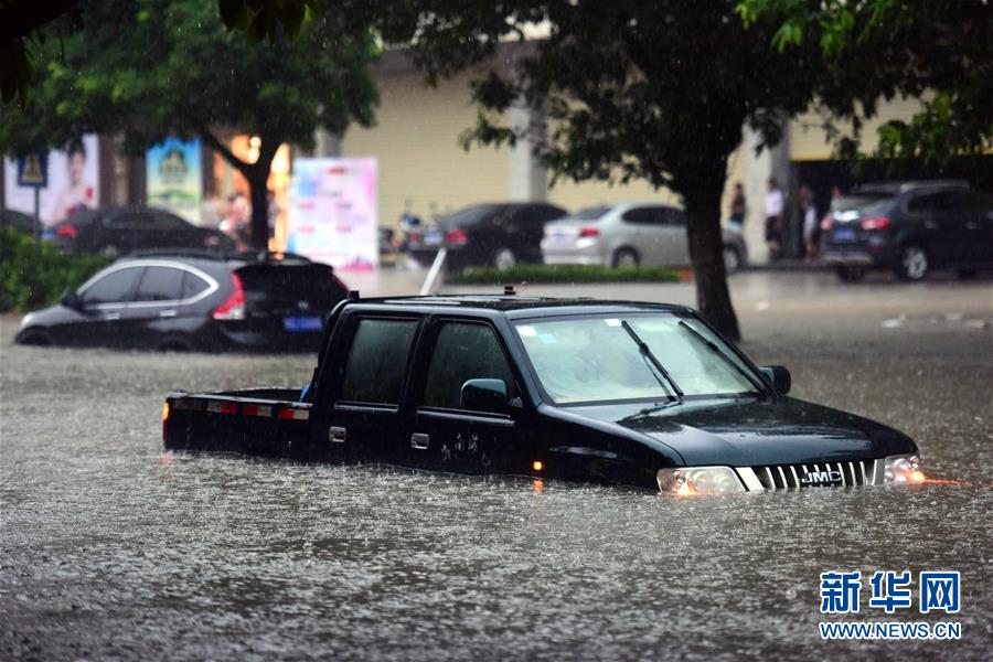 海南瓊海突發雷雨大風天氣