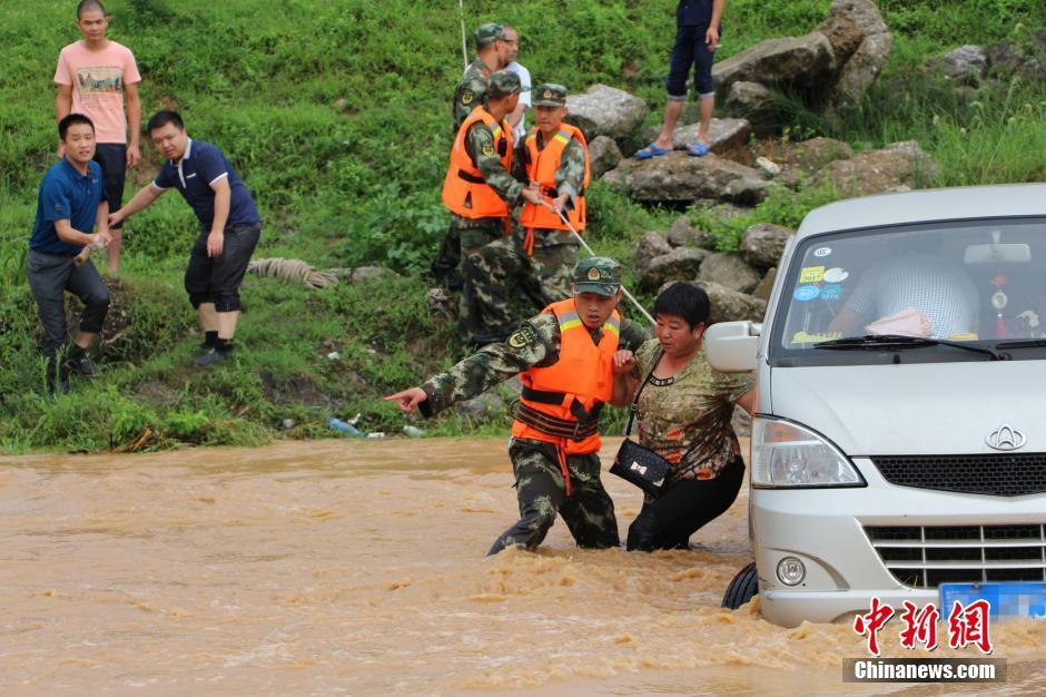 湖北松滋暴雨致多人被困 消防營救30人