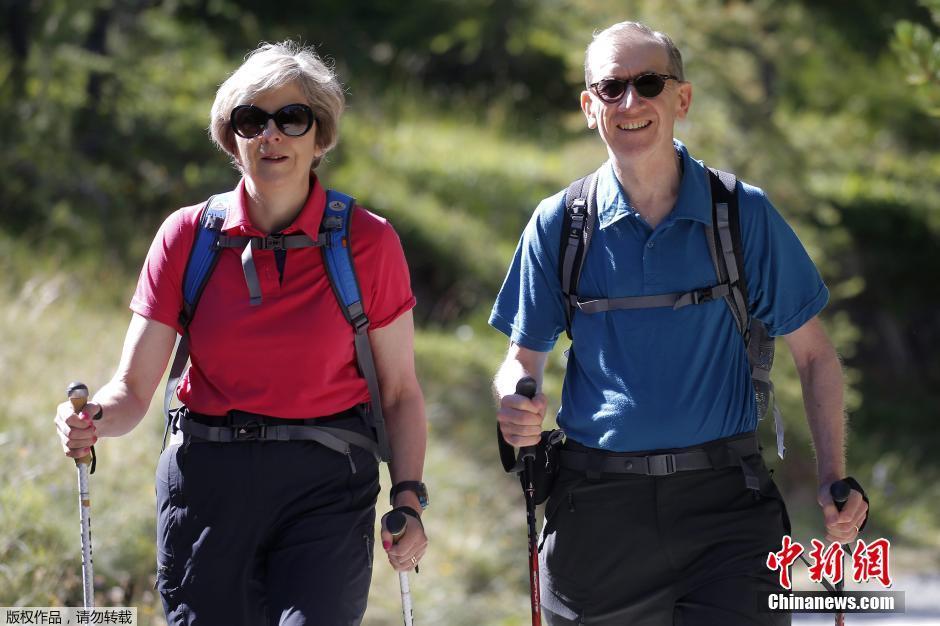 英國新任時尚女首相著運動衣 與丈夫在瑞士度假徒步