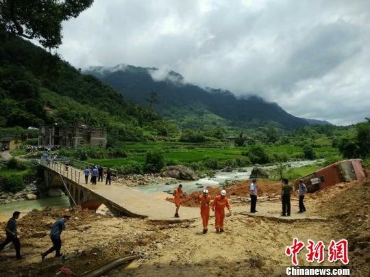 台灣旅遊團大巴福建遭遇山體滑坡 已致一人死亡