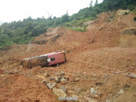 台灣一旅遊團大巴在福建遭山體滑坡 1死22人脫困