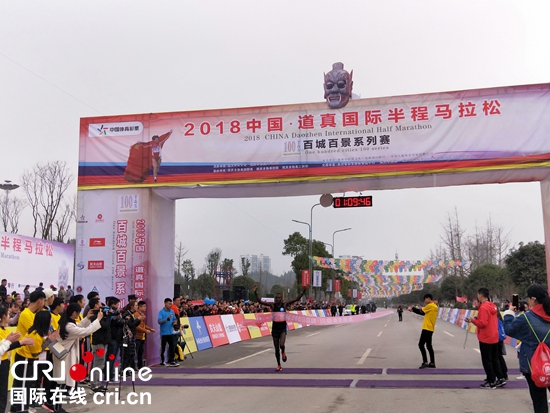 圖片默認標題_fororder_男子組國際半程馬拉松冠軍衝向終點（攝影 楊麗芳）