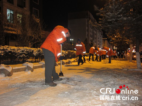 供稿已過【本網原創】雞西市環衛工人晝夜清雪保暢通