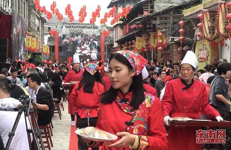 福建永泰嵩口春宴開席 數百遊客共饗美食