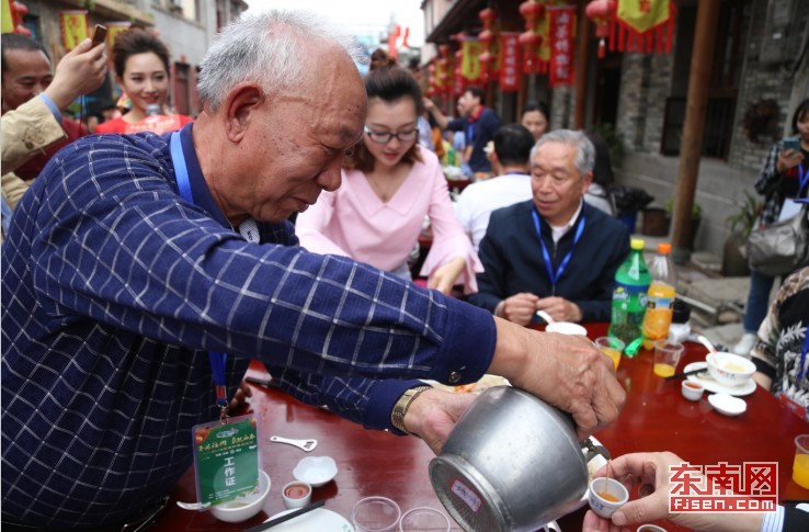 福建永泰嵩口春宴開席 數百遊客共饗美食