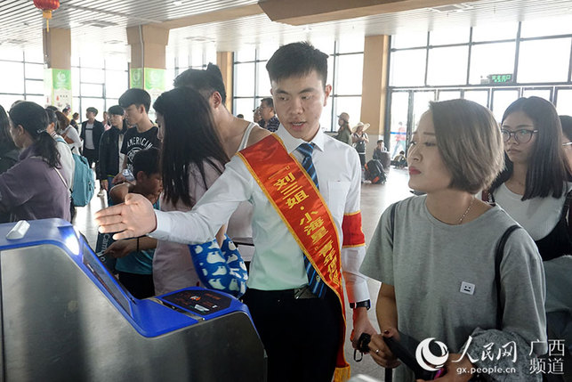 【焦點圖】【八桂大地-北海】北海火車站開展黨員突擊隊義務獻工活動