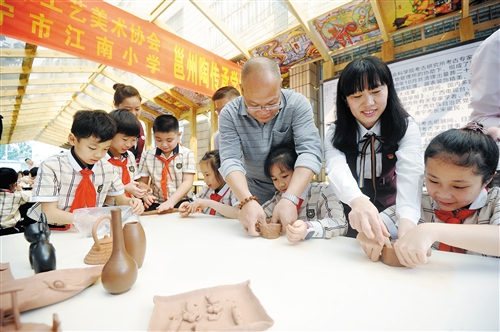 【焦點圖】【八桂大地-南寧】【八桂大地】南寧市各中小學幼兒園舉行形式多樣的開學典禮