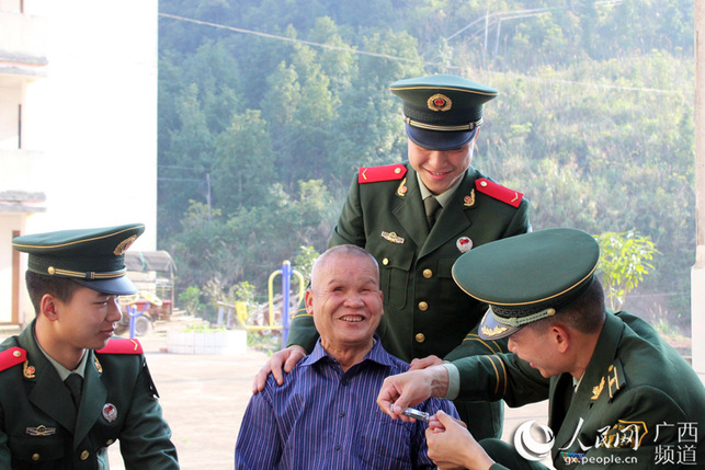 【焦點圖】【八桂大地】廣西寧明邊防武警官兵踐行雷鋒精神溫暖孤寡老人心