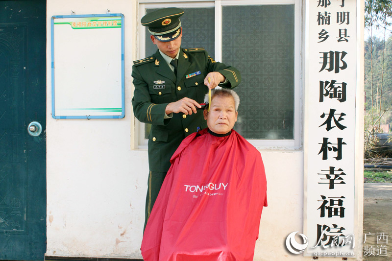 【焦點圖】【八桂大地】廣西寧明邊防武警官兵踐行雷鋒精神溫暖孤寡老人心