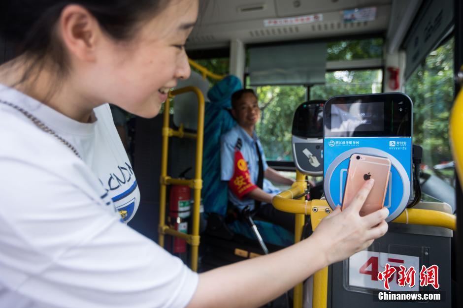 杭州公交試點應用支付寶乘坐公交車