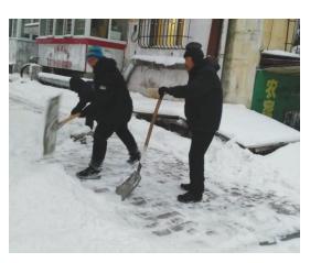 【龍江正能量】八旬老人帶孫子參加志願掃雪