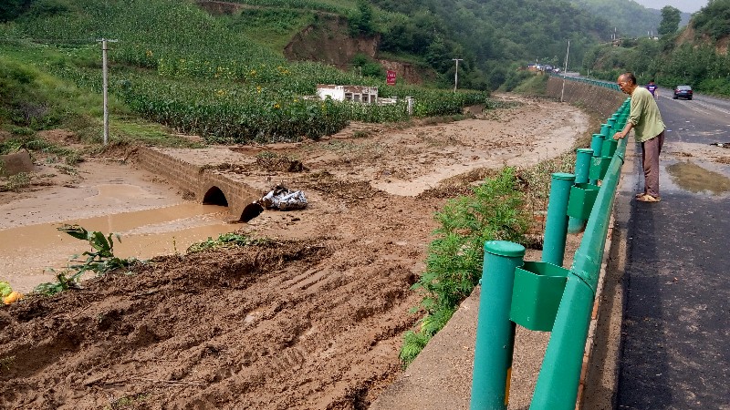 安塞暴雨引發山洪 十幾輛車被捲入河道