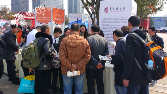 【社會民生】重慶圖書館“搬”到火車站為旅客提供免費借閱