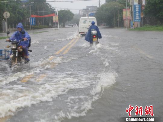 直擊海南臨高暴雨：縣城多路段積水成河