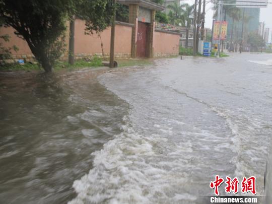 直擊海南臨高暴雨：縣城多路段積水成河