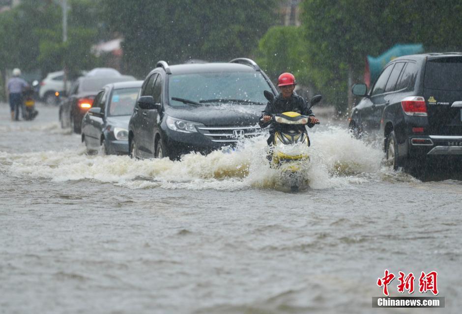 南海熱帶低壓攜暴雨襲瓊 海南逾萬人轉移