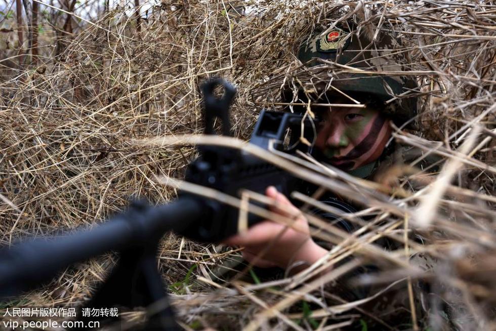 合肥：武警女兵練精兵迎“三八”