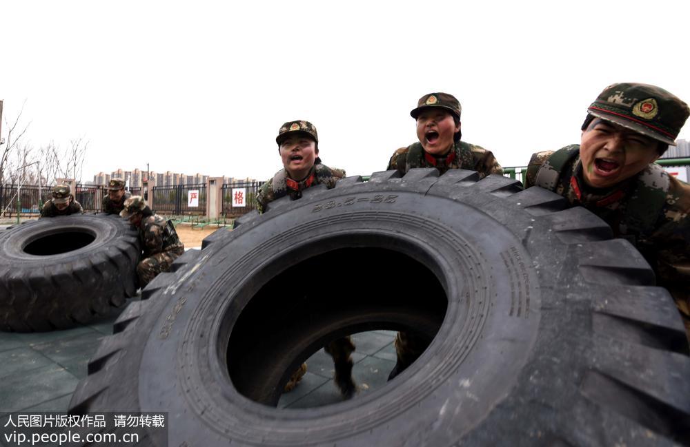 合肥：武警女兵練精兵迎“三八”