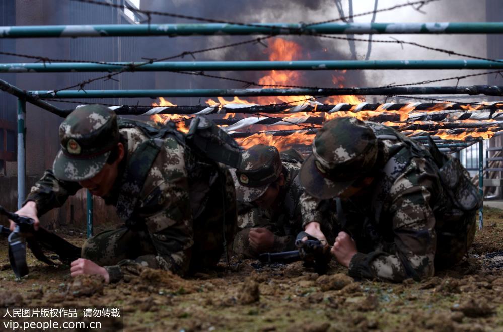 合肥：武警女兵練精兵迎“三八”