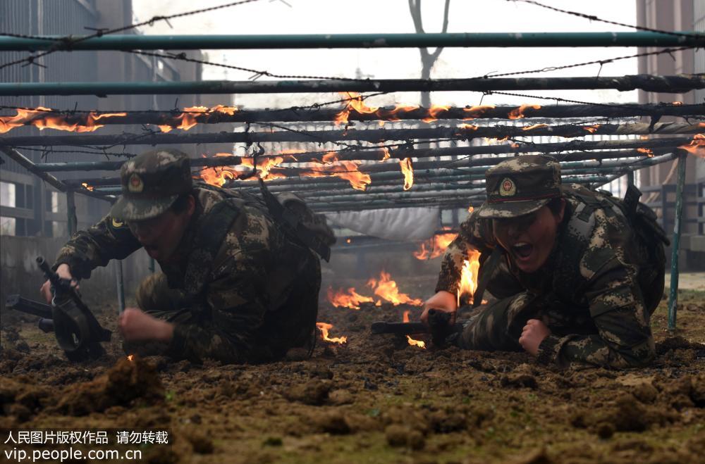 合肥：武警女兵練精兵迎“三八”