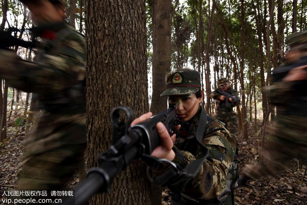 合肥：武警女兵練精兵迎“三八”