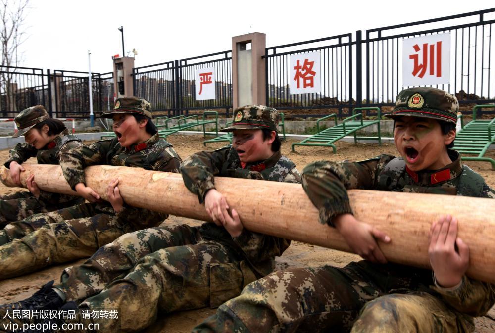 合肥：武警女兵練精兵迎“三八”