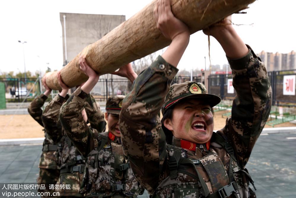 合肥：武警女兵練精兵迎“三八”