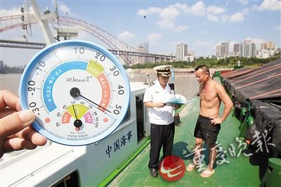 40℃高溫算啥？看229℃在飛機發動機旁工作(圖)