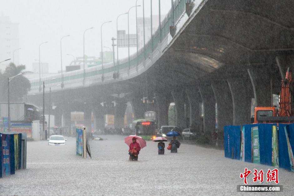 海南繼續發佈暴雨一級預警 市區內澇影響交通