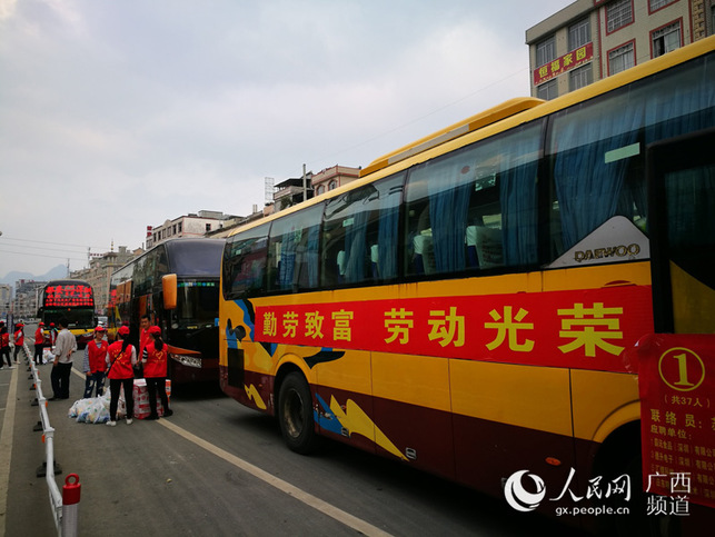 【八桂大地】【熱門文章】（首頁標題）都安百餘名貧困戶乘免費大巴到深圳務工（內容頁標題）廣西都安160名貧困戶乘坐免費大巴到深圳務工