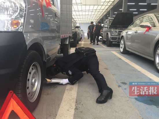 【熱門文章】（首頁標題）車管警花"火眼金睛"識破假牌車（內容頁標題）車管警花有"特技" 煉就"火眼金睛"識破假牌車(圖)